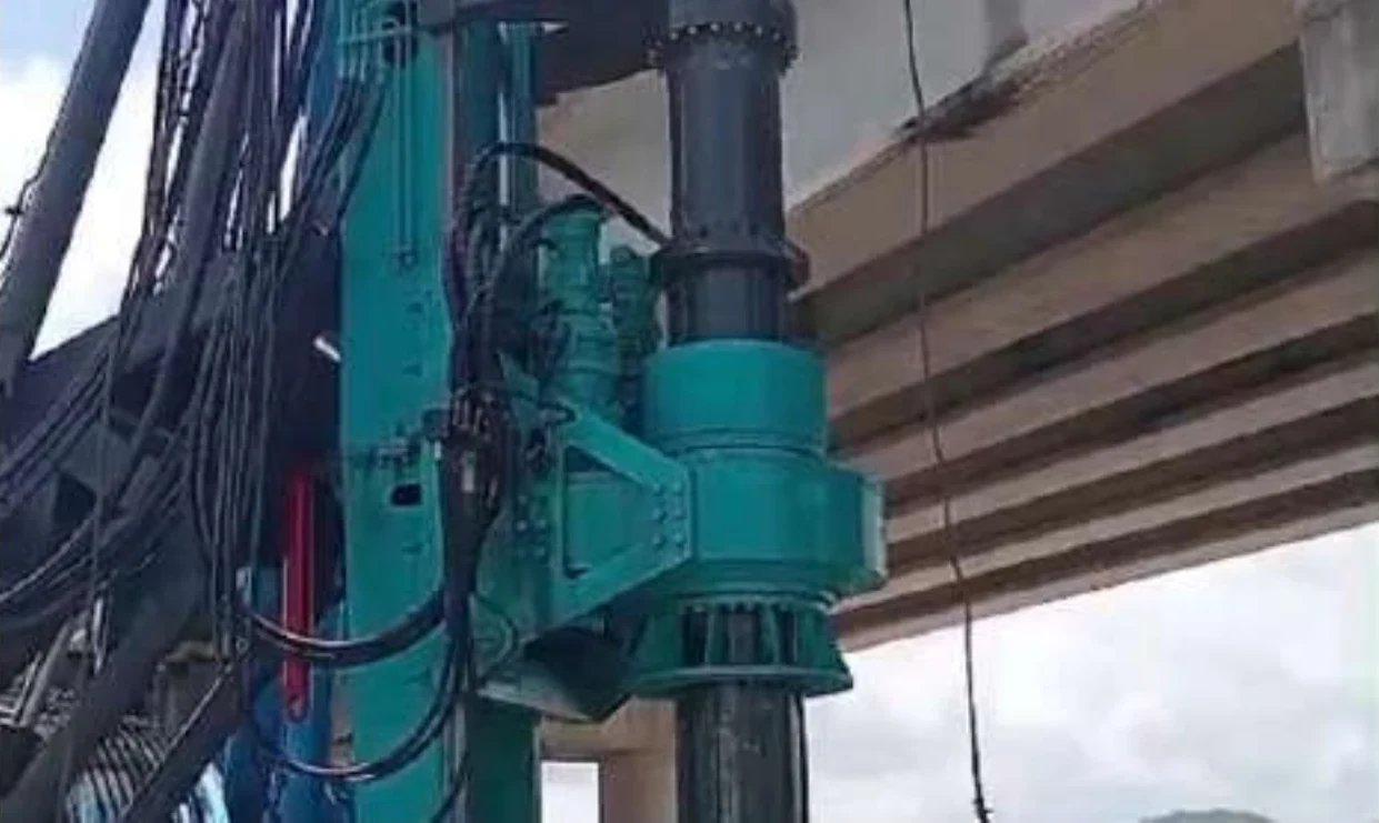 Coyuca de Benítez · perforación de pilas bajo el puente